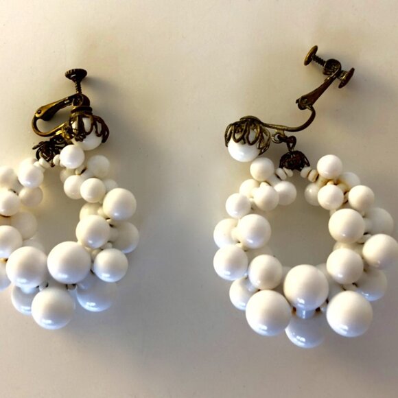 Absolutely Stunning Vintage Miriam Haskell Milk Glass Drop Earrings - Picture 4 of 4
